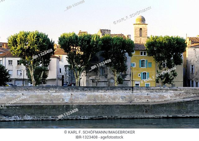 Old houses on the banks of the Rhone River, Arles, Bouches-du-Rhone, Provence-Alpes-Cote d'Azur, Southern France, France, Europe