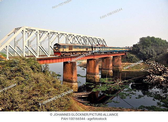 River, bridge and train near Narsingdi on 09.01.2015 - Bangladesh. | usage worldwide. - Narsingdi/Dhaka/Bangladesh