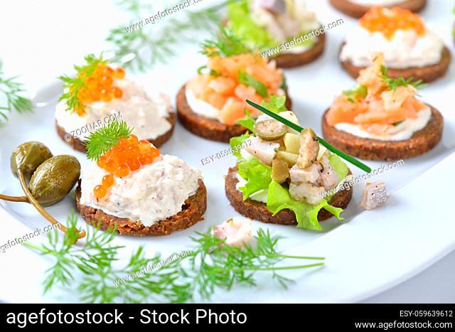 Leckeres Fisch-Fingerfood mit Lachstatar, Matjestatar und Forellencreme mit Kaviar - Finger food with salmon tartar, trout mousse with caviar and herring salad...