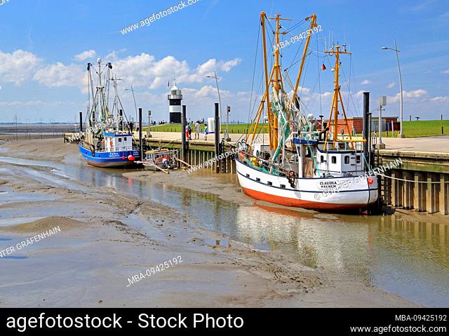 Sielhafen with shrimp cutters at low tide and lighthouse Kleiner Preusse, Nordseebad Wremen, Land Wursten, North Sea, North Sea Coast, Lower Saxony, Germany