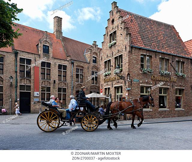 Pferdewagen vor einem Touristenrestaurant Gruuthusehof Mariastraat, Brügge, Unesco Weltkulturerbe, Flandern, Belgien, Europa, ÖffentlicherGrund