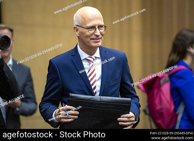 28 October 2022, Berlin: Peter Tschentscher (SPD), First Mayor of the Hanseatic City of Hamburg, arrives at the Bundesrat meeting in which he is elected by...