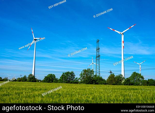 Windkraftanlagen und Stromleitungen in Deutschland gesehen