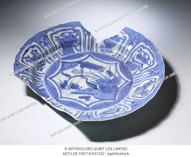 Fragment plate from V.O.C. ship the 'Witte Leeuw', Jingdezhen, before 1613, Ming-dynasty (1368-1644) / Wanli-period (1573-1619), porcelain, bone china, h 3