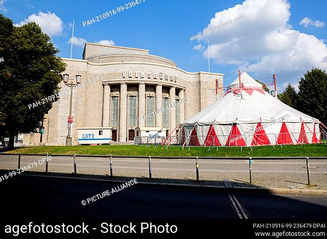 PRODUCTION - 10 September 2021, Berlin: A circus tent stands in front of the Volksbühne Berlin above the Räuberrad. The new artistic director of the Volksbühne