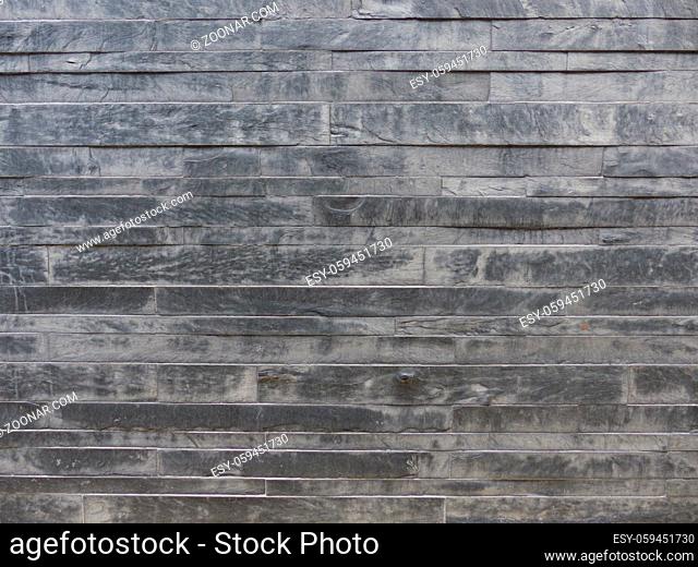 Steinmauer mit graubrauner Struktur