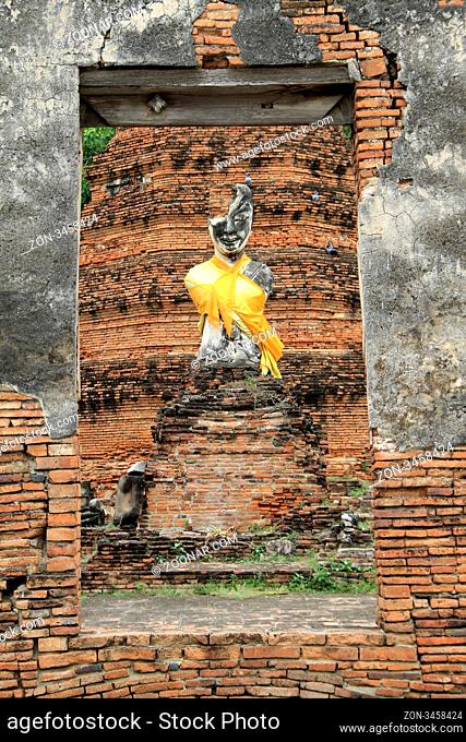 Buddha and wall in Wat Suwandawas, Ayutthaya, Thailand