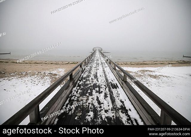 07 December 2023, Schleswig-Holstein, Kellenhusen: No one is out and about on the snow-covered Baltic Sea beach by the Kellenhusen pier