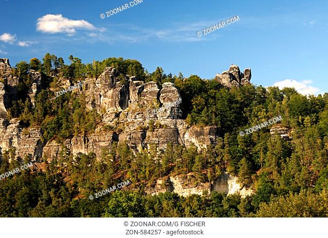 Sandsteinwände der Basteigruppe, Gipfel Mönch hinten, Rathen, Nationalpark Sächsische Schweiz, Sachsen, Deutschland / Sandstone formation Bastei rocks