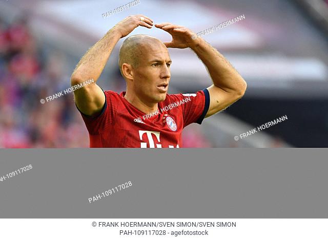 Arjen ROBBEN (FC Bayern Munich), gesture, action, single image, single cut motive, half figure, half figure. Soccer 1. Bundesliga, 3