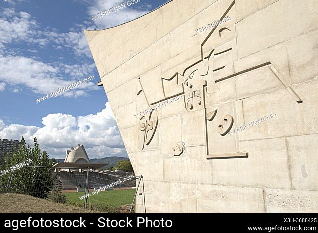 pignon de la Maison de la Culture avec l'eglise St Pierre en arriere-plan, Site Le Corbusier, Firminy, Saint-Etienne, departement de la Loire
