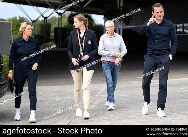 05 August 2023, Australia, Wyong: Soccer, women: World Cup, final press conference Germany: Martina Voss-Tecklenburg (l-r)