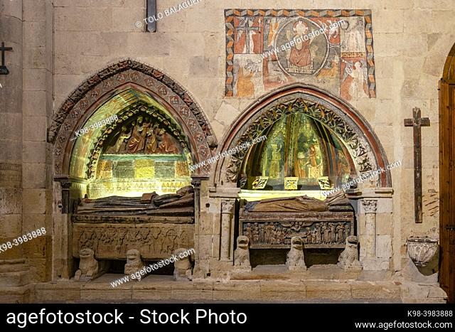 Sepulcros y pinturas murales en el brazo sur del crucero. Catedral de la Asunción de la Virgen, catedral vieja, Salamanca, comunidad autónoma de Castilla y León