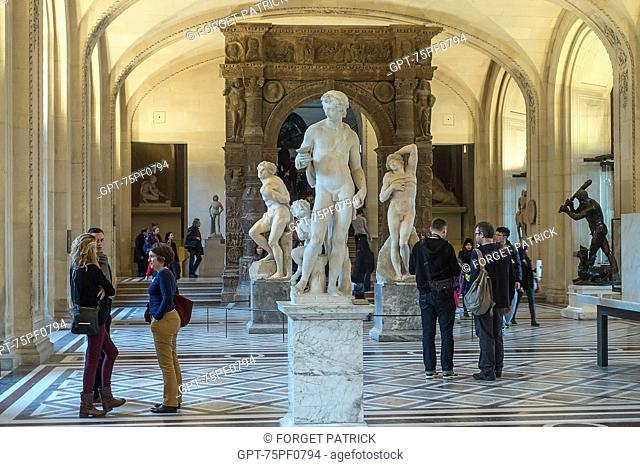 VISITORS IN THE HALL OF ITALIAN SCULPTURE, MUSEUM OF THE LOUVRE, PARIS (75), FRANCE