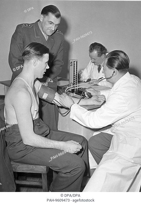 Medical examination of volunteers in Munich on the 24th of March in 1956. The first checks of volunteers' suitability for the Federal Armed Forces take place at...