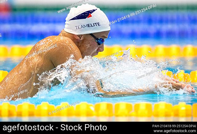 18 April 2021, Berlin: Swimming, Olympic qualification, pool swimming, preliminary heat, 200 metres medley, men, heat 2, swimming and diving hall at...