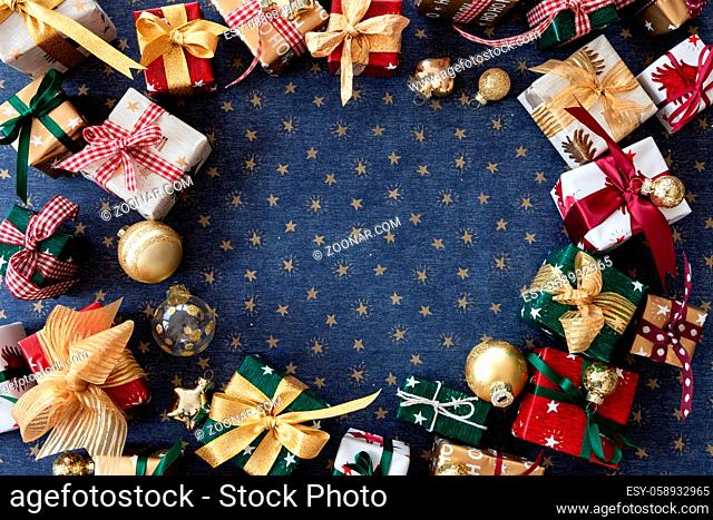 Viele kleine Geschenkband und goldene Christbaumkugeln zu Weihnachten