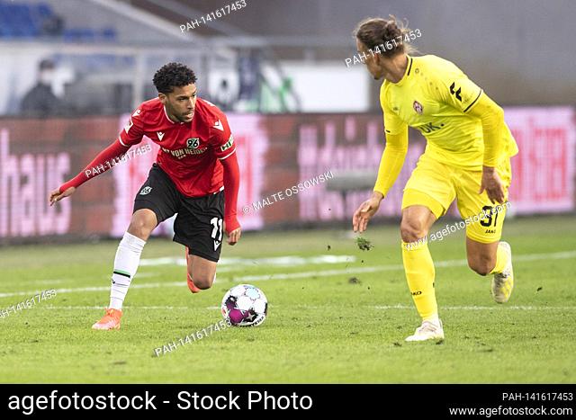 left to right Linton MAINA (H) versus Rolf FELTSCHER (Wue), action, duels, football 2. Bundesliga, 25th matchday, Hanover 96 (H) - Kickers Wurzburg (WUE) 1: 2
