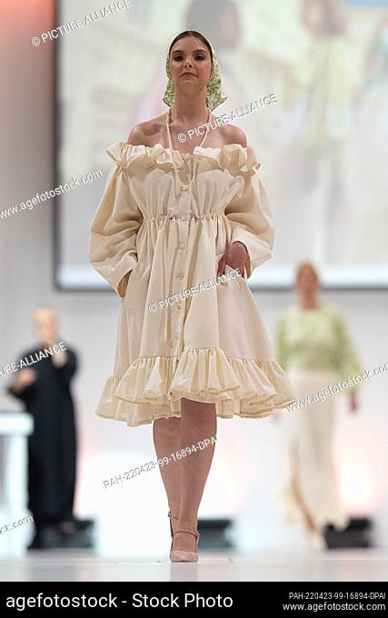 23 April 2022, Lower Saxony, Hanover: Students and graduates of the Fahmoda Academy present their collections at the Hanover Fashion Show in the Orangery at...