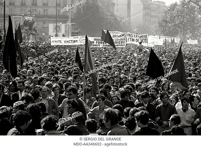 The risk of a revolution in Paris has been averted. Red and black flags in a demonstration of workers, who are against the interruption of the general strike...