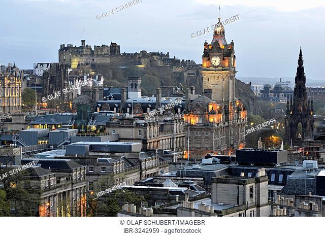 View of the historic centre from Calton Hill with Edinburgh Castle, Tron Kirk, the town hall, the tower of the Balmoral Hotel, North Bridge