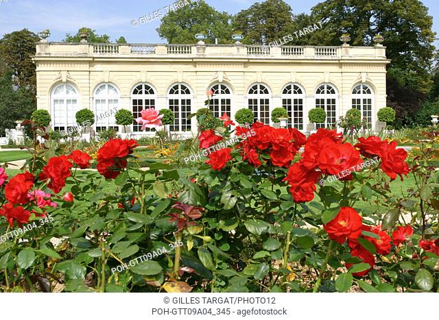tourism, France, paris 16th arrondissement, bois de boulogne, parc de bagatelle, park, pavilion, orangery, garden, rose garden, red roses Photo Gilles Targat