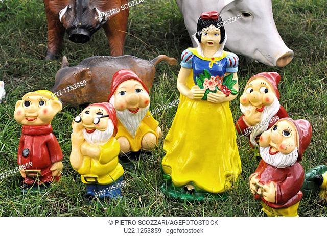Pugliano (Italy), Snow White and the dwarfs statuettes sold at the September livestock fair