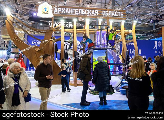RUSSIA, MOSCOW - 21 de diciembre de 2023: Visitantes en la apertura del Día de la Región de Arkhangelsk durante la exposición internacional de Rusia Expo y el...