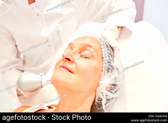 Seniorin bei der professionellen Hautstraffung am Hals mit Ultraschall beim Hautarzt
