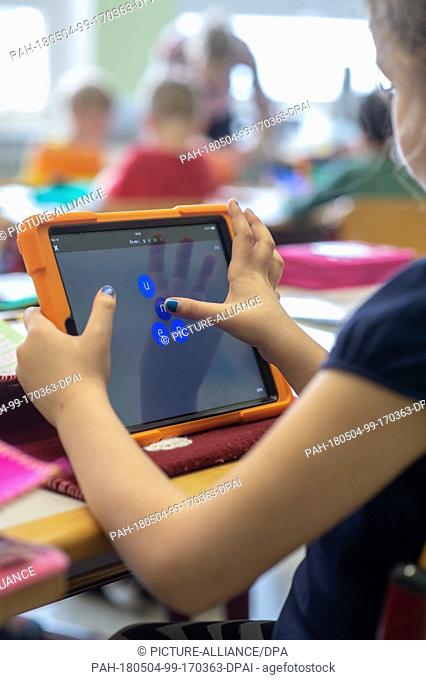 30 April 2018, Germany, Abensberg: Schoolchildren use tablets in class at the Primary School Offenstetten. The school participares in the project 'Digital...