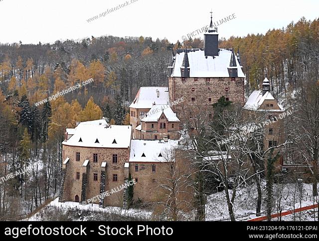 04 December 2023, Saxony, Kriebstein: The roofs of Kriebstein Castle are covered in snow. Built in the 14th century, the castle is considered the most beautiful...