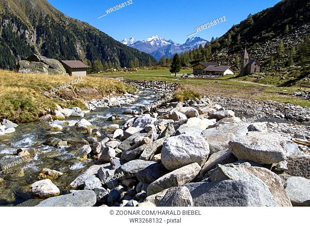 Gebirgsbach in den südtiroler Alpen