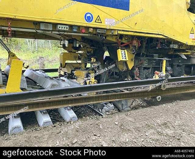 The Swedish Transport Administration is working on rail replacement in Ängelsberg. New rails and new concrete sleepers. The old rail is cut to pieces