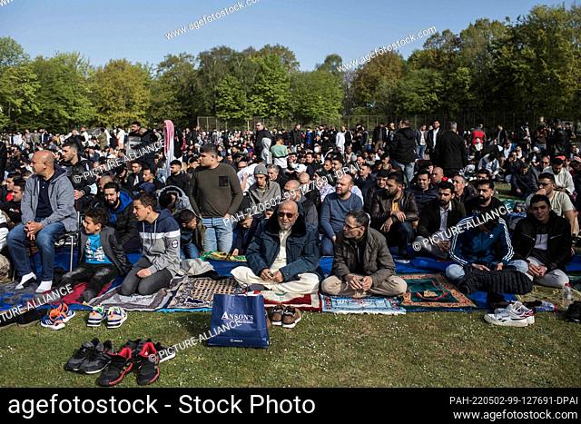 02 May 2022, Hamburg: Numerous people have gathered for the festival of breaking the fast, which marks the end of the fasting month of Ramadan