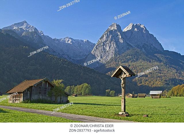 Heuhütten vor den Gipfeln des Wettersteingebirges in Garmisch