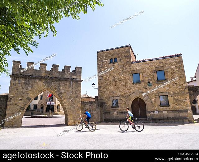 Puerta de la Plaza de los Fueros. Infanzones de Obanos. Navarra. España