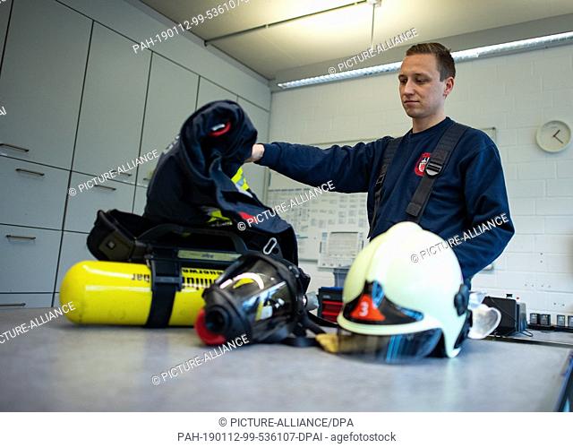 10 January 2019, North Rhine-Westphalia, Gelsenkirchen: The fireman Sven deposits his equipment in the workshop of the fire station in Gelsenkirchen