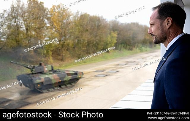 07 November 2023, Bavaria, Munich: Haakon, Crown Prince of Norway, watches a performance demonstration of a Puma infantry fighting vehicle on the Krauss-Maffei...