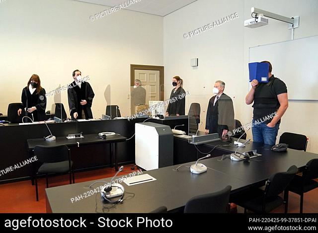 25 April 2022, Hamburg: The defendant (r) stands next to his lawyer Rolf Huschbeck at the beginning of the trial in the courtroom in the Criminal Justice...