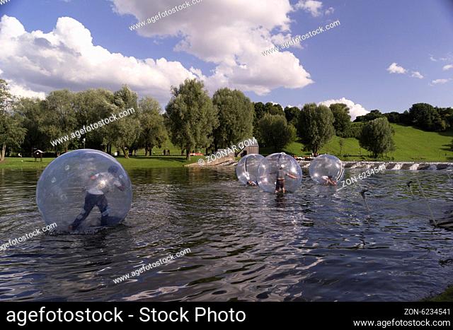 Olympiasee in München: Kinder amüsieren sich in begehbaren Plastikkugeln, Foto: Robert B. Fishman, 2.8.2014