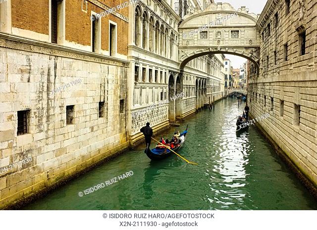 Ponte dei Sospiri (Bridge of Sighs). Venice. Veneto. Italy