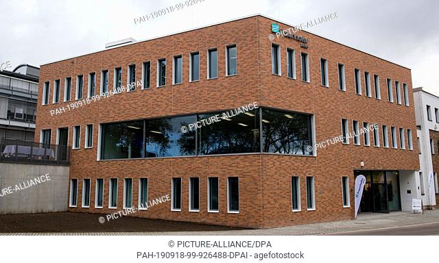 18 September 2019, Saxony-Anhalt, Halle (Saale): View of the modern extension of the Fraunhofer Competence Center for Applied Electron Microscopy and...