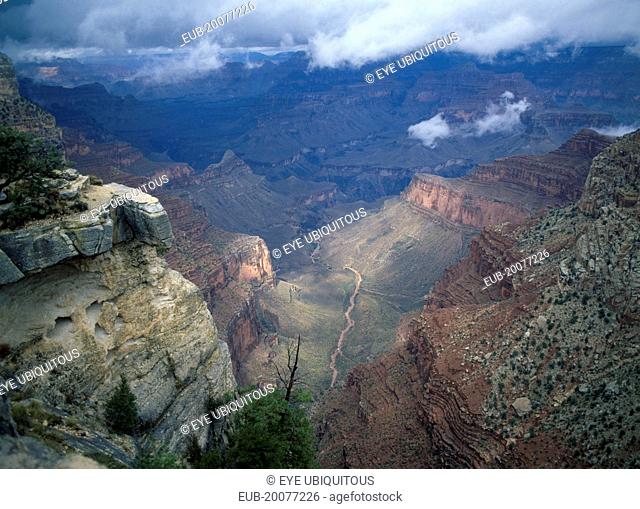 View down the Bright Angel Trail from the south rim