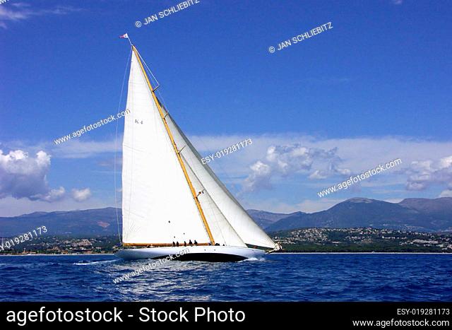 Cambria segelt vor Antibes