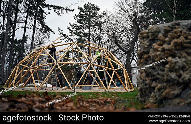 19 December 2023, Saxony-Anhalt, Bad Dürrenberg: Workers are erecting a geodesic dome, a so-called Buckminster Fuller Dome