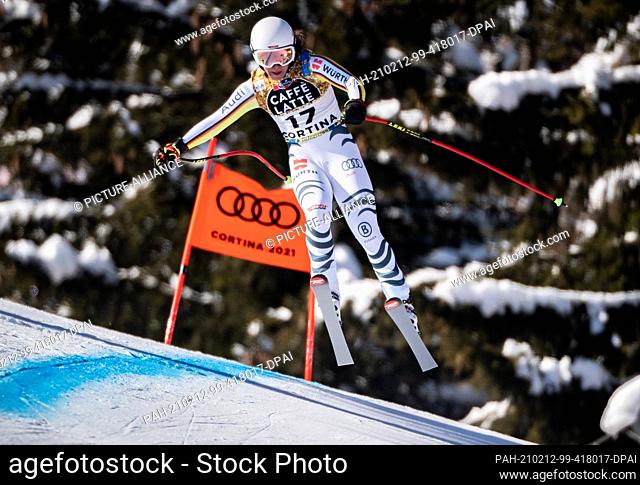 12 February 2021, Italy, Cortina D'ampezzo: Alpine skiing: World Championships, downhill training, women: Kira Weidle from Germany in action