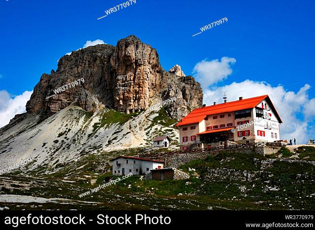 Dreizinnenhütte Die Dreizinnenhütte ist eine Schutzhütte des CAI in den Dolomiten Südtirol, Italien auf einer Höhe von 2.438 m
