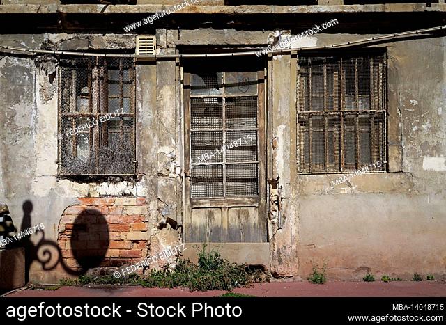 dilapidated house entrance in narbonne