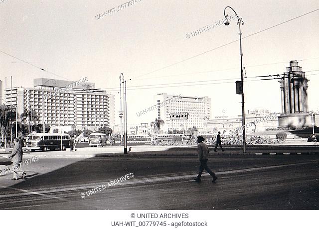 Der Midan al Tahrir Platz im Zentrum von Kairo. Links das Nile Hilton Hotel, Mitte das Zentralgebäude der Arabischen Liga