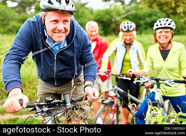 Sportliche Gruppe Senioren zusammen beim Radfahren im Urlaub in der Natur